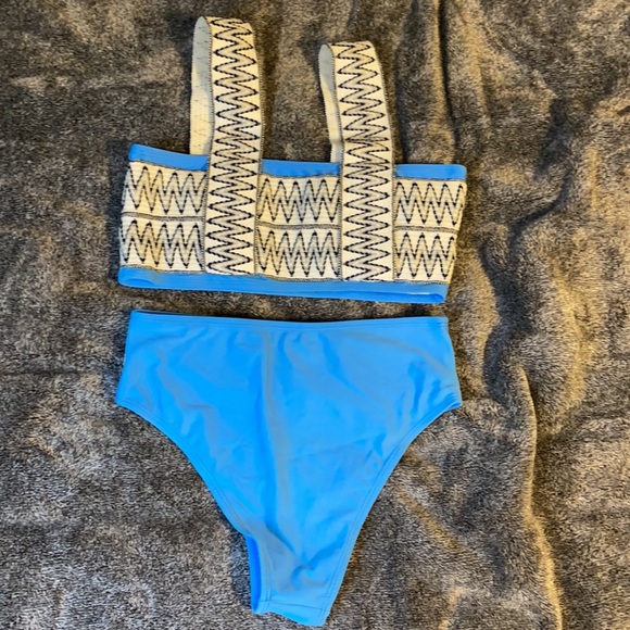 Blue patterned bikini - Picture 2 of 3